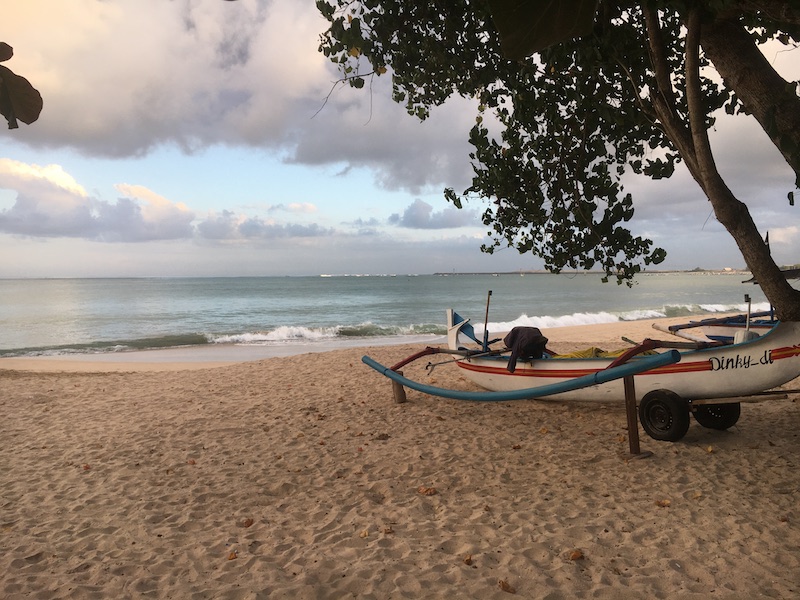 駐車場の目の前はビーチになっており、遠くにエアーポートライト、その手前にトロトロの波をみることができます。